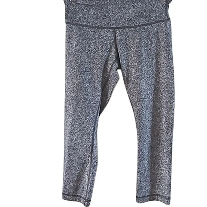 Excellent condition Lululemon Marble Black White Mesh Side Capri Leggings Size 4 - Image 3