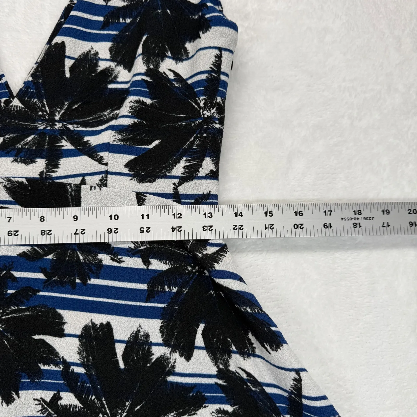 L'AGENCE Fit &‎ Flare Dress Palm Print Sleeveless V-Neck Blue White Size 6 - Image 3