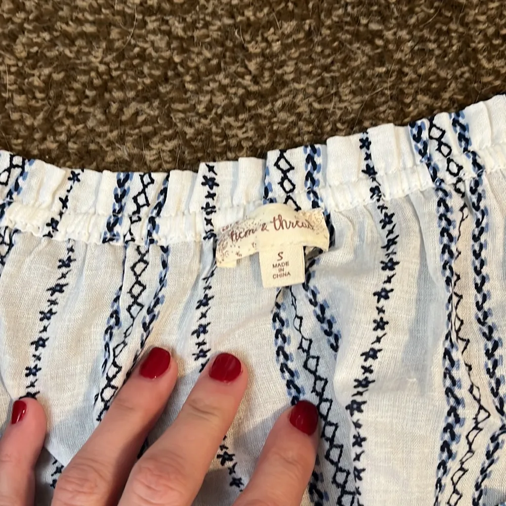 Hem & Thread NWOT  size small stretchy blouse - Image 3