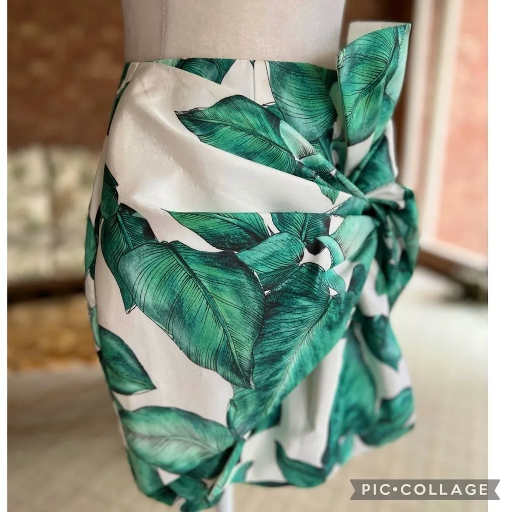 NWT Cameo (c/meo Collective) Skirt Dark Star Green Lilly Palm Leaf Twist S Party - Image 9