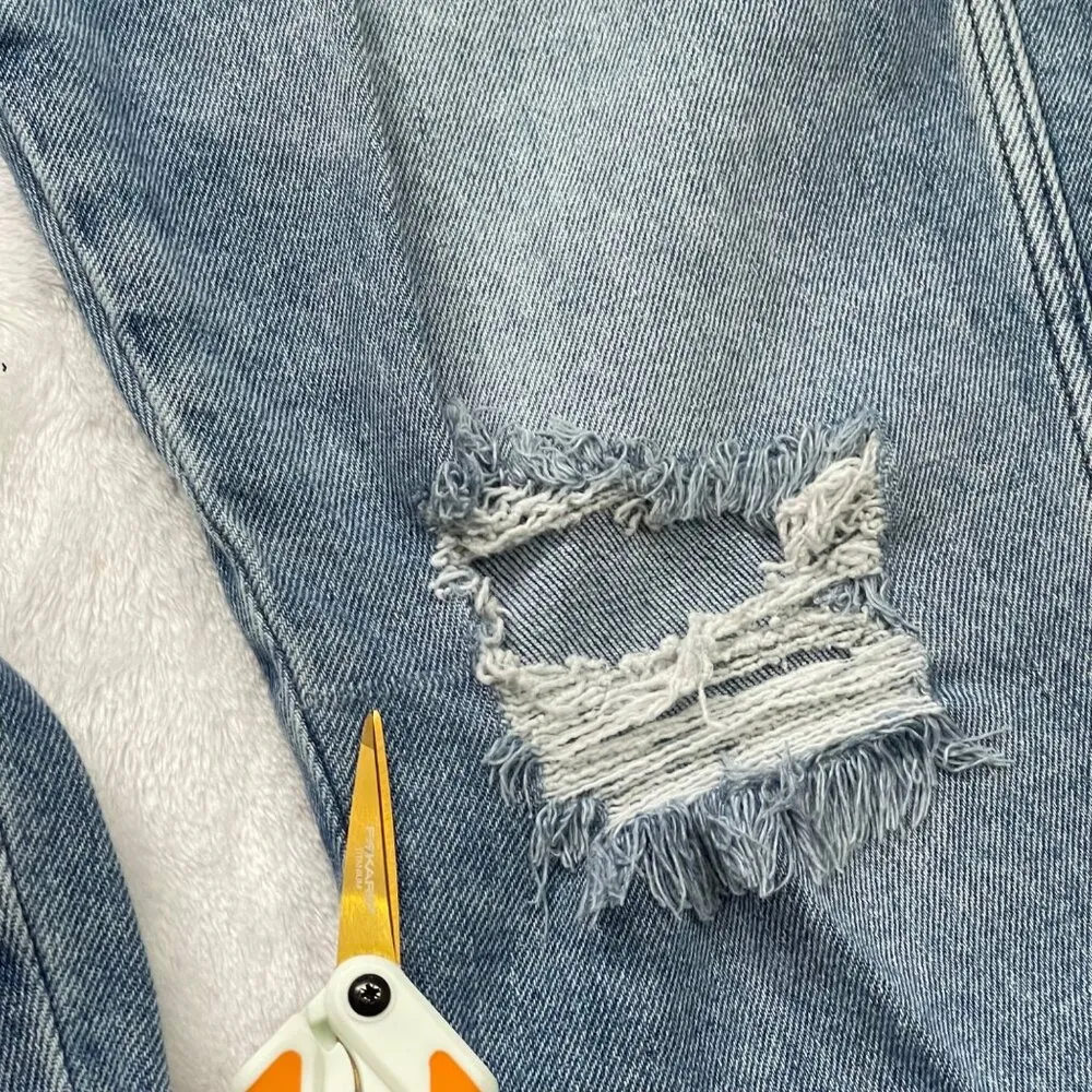 Arizona JUNIORS Highest-Rise Curvy Mom Jeans Distressed Size 9 Light Wash Denim - Image 10