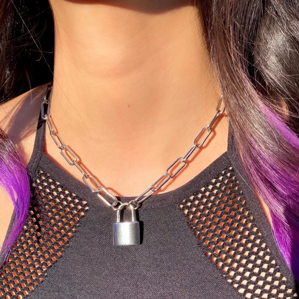 Minimalist Silver Paper Clip Lock Chain Necklace - Image 3