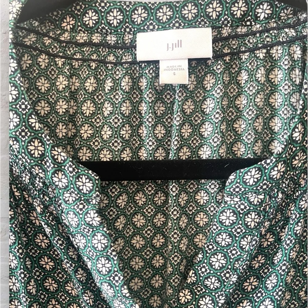 J Jill Blouse Green Long Sleeve Button Down V-Neck Women’s Sz Sm Geometric Rayon - Image 5
