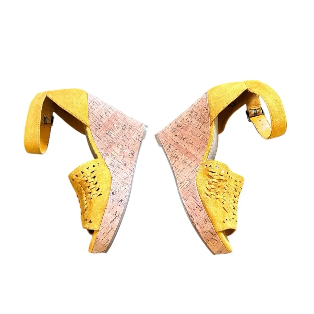 Marc Fisher Batini Sunflower Yellow Faux Suede Lasered Cork Wedge 3.5 Heel 8.5M - Image 4