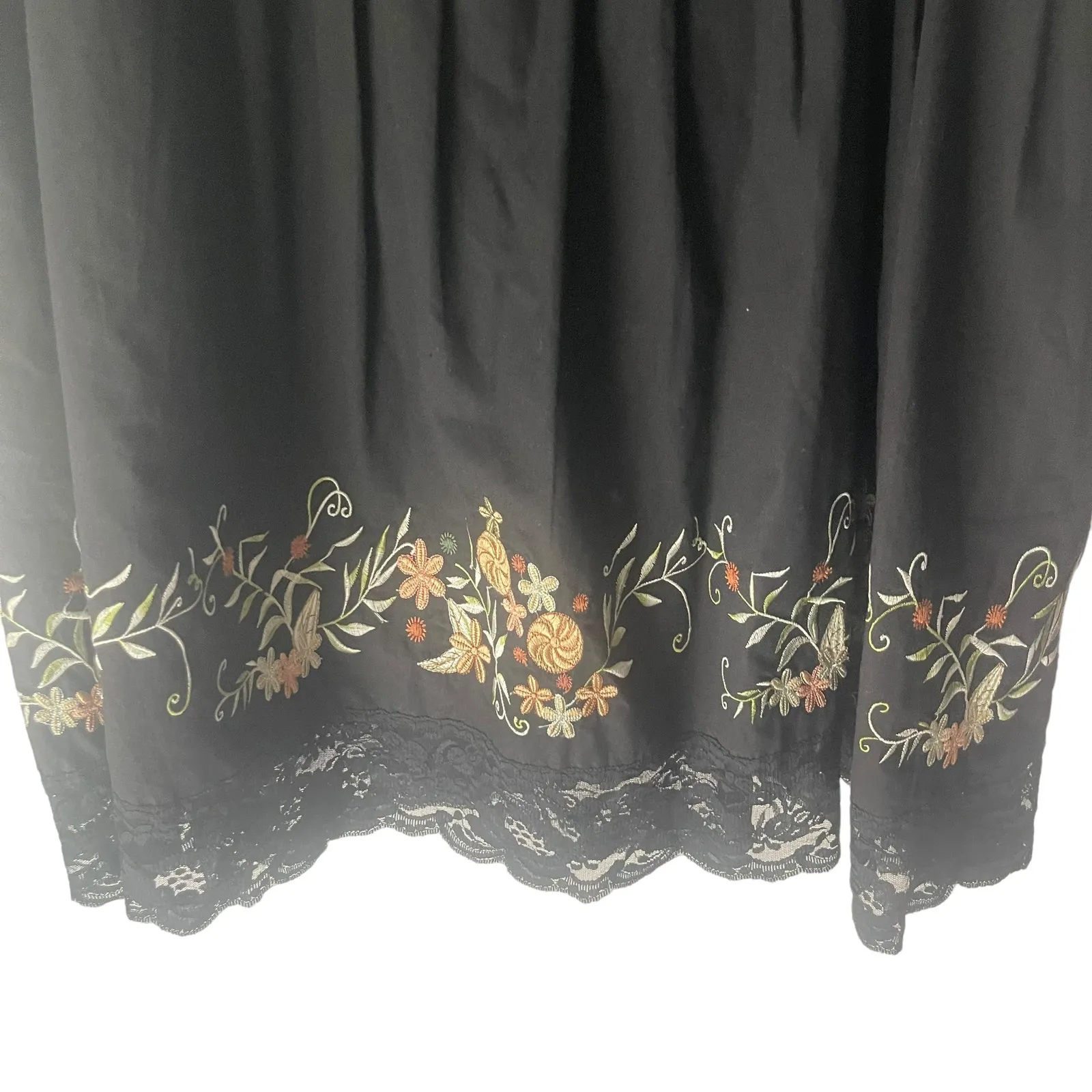 Sugar Lips Women's Size Medium‎ Black Embroidered Floral Lace Above Knee Skirt - Image 3