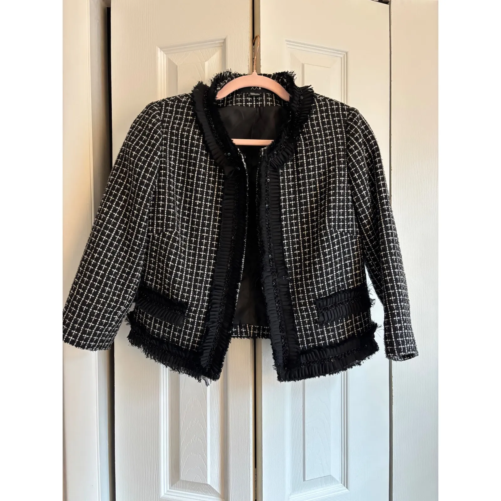 Forever 21 Black & White Tweed Ruffle-Trim Jacket Size Medium – Gorgeous Details - Image 4
