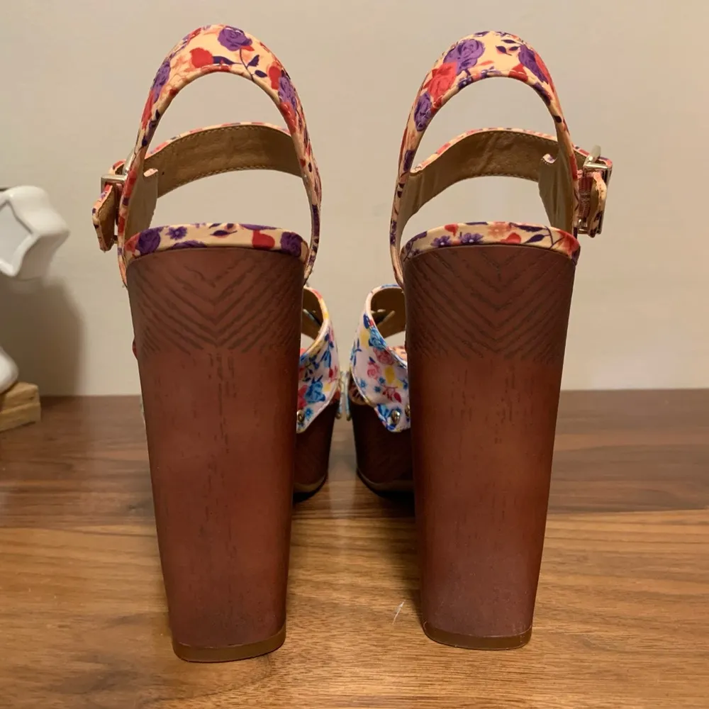 Gianni bini floral platform sandals size 8 - Image 3