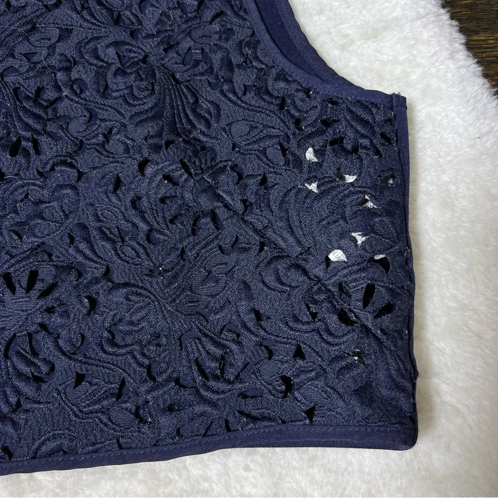 Forever 21 Navy Blue Floral Lace Sleeveless Crop Top - Image 3