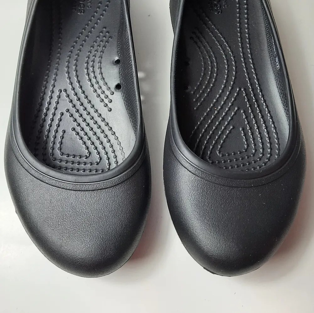 Crocs  Iconic Comfort Shoes - Image 3