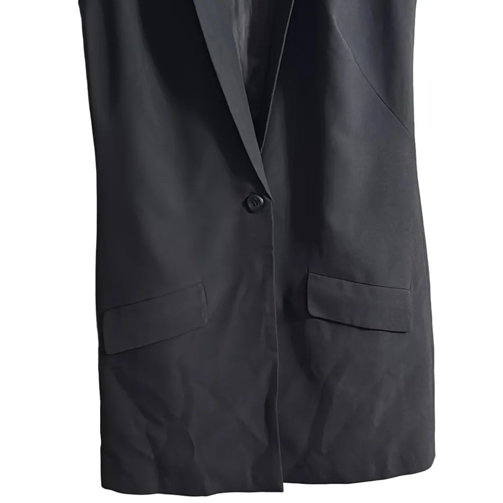 Black Structured Blazer with Classic Lapel - Image 3
