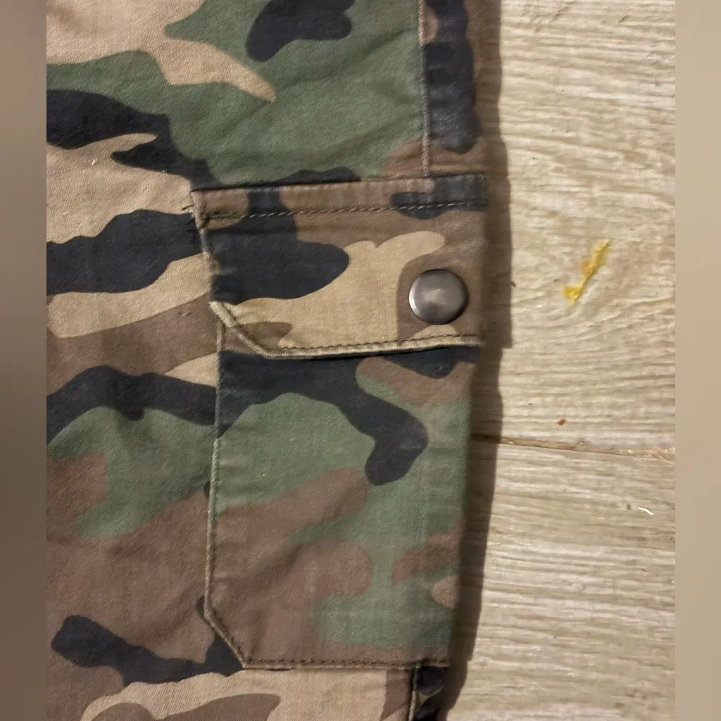 Jrs. Camouflage Cargo Pants by LILAC SUNSET 3/4 Green Size undefined - Image 4