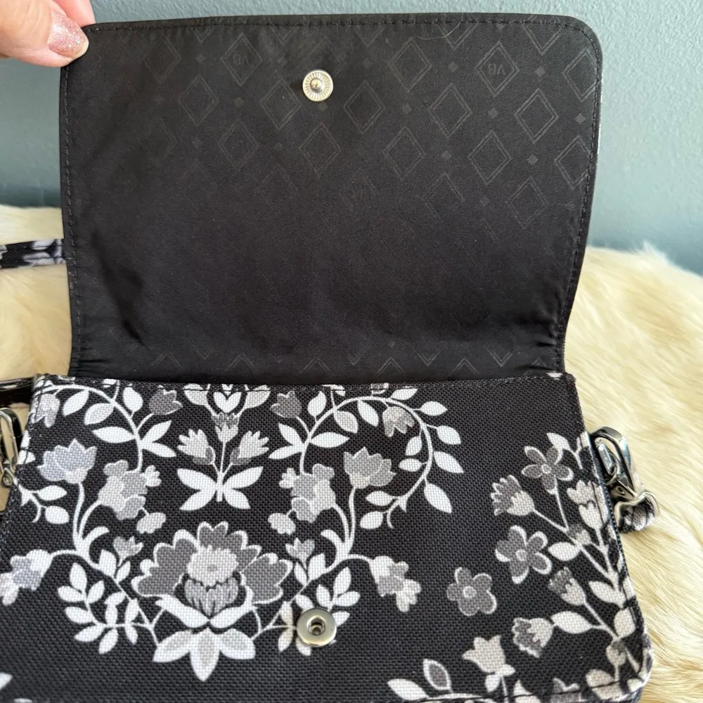 RFID All In One Chandelier Noir Crossbody Wristlet - Image 9