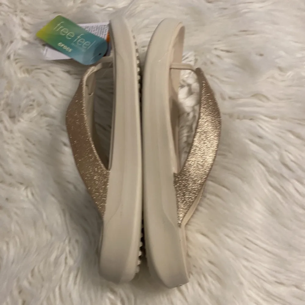 CROCS GLITTER FLIP SIZE W9 BRAND NEW COLOR GOLD SEE ALL PHOTOS - Image 9