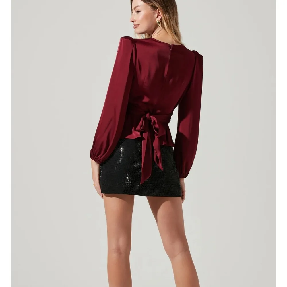 ASTR the Label NWT  Eliana twist front tie back puff sleeve top, xS, wine - Image 3
