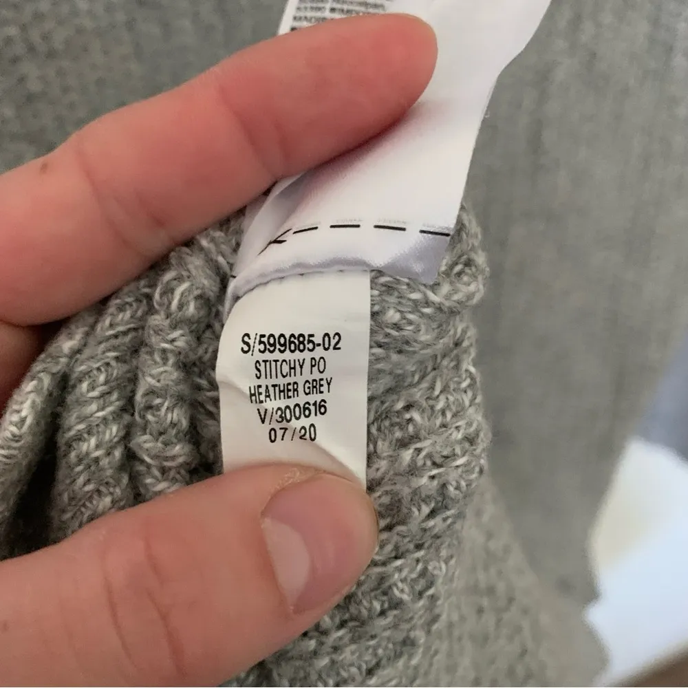 Old Navy Light Grey Knit Sweater Size Small Hole - Image 8