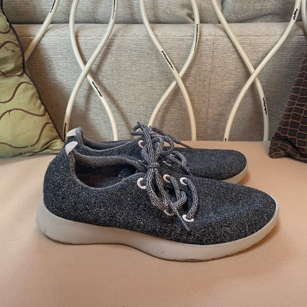 Allbirds Woman’s Wool Runners in Natural Grey (Light Grey Sole) Size 8 - Image 5