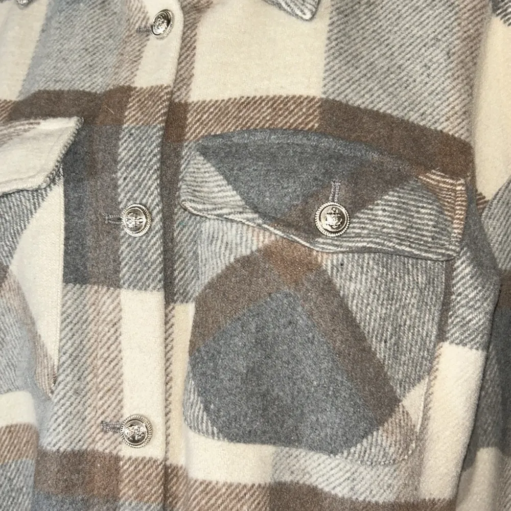 Size M Cropped Button Down Flannel Gray Size M - Image 3