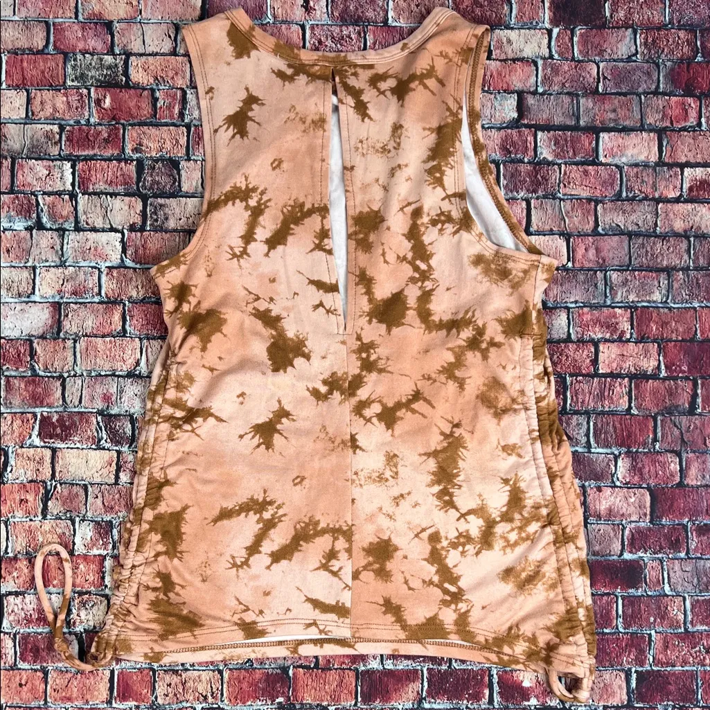 No Boundaries Brown Tie-Dye Muscle Tee - Image 4