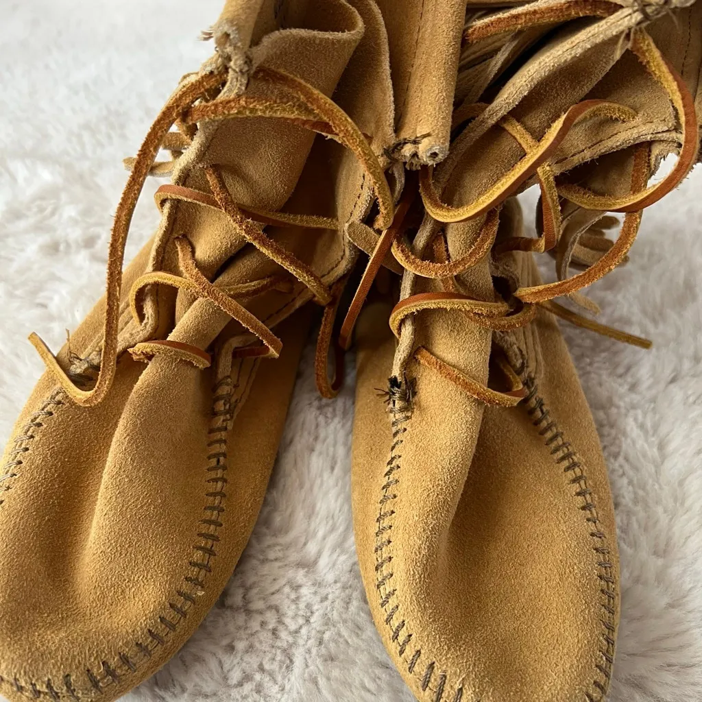 Tan Suede Fringe Moccasin Boots Size 7 Minnetonka - Image 5