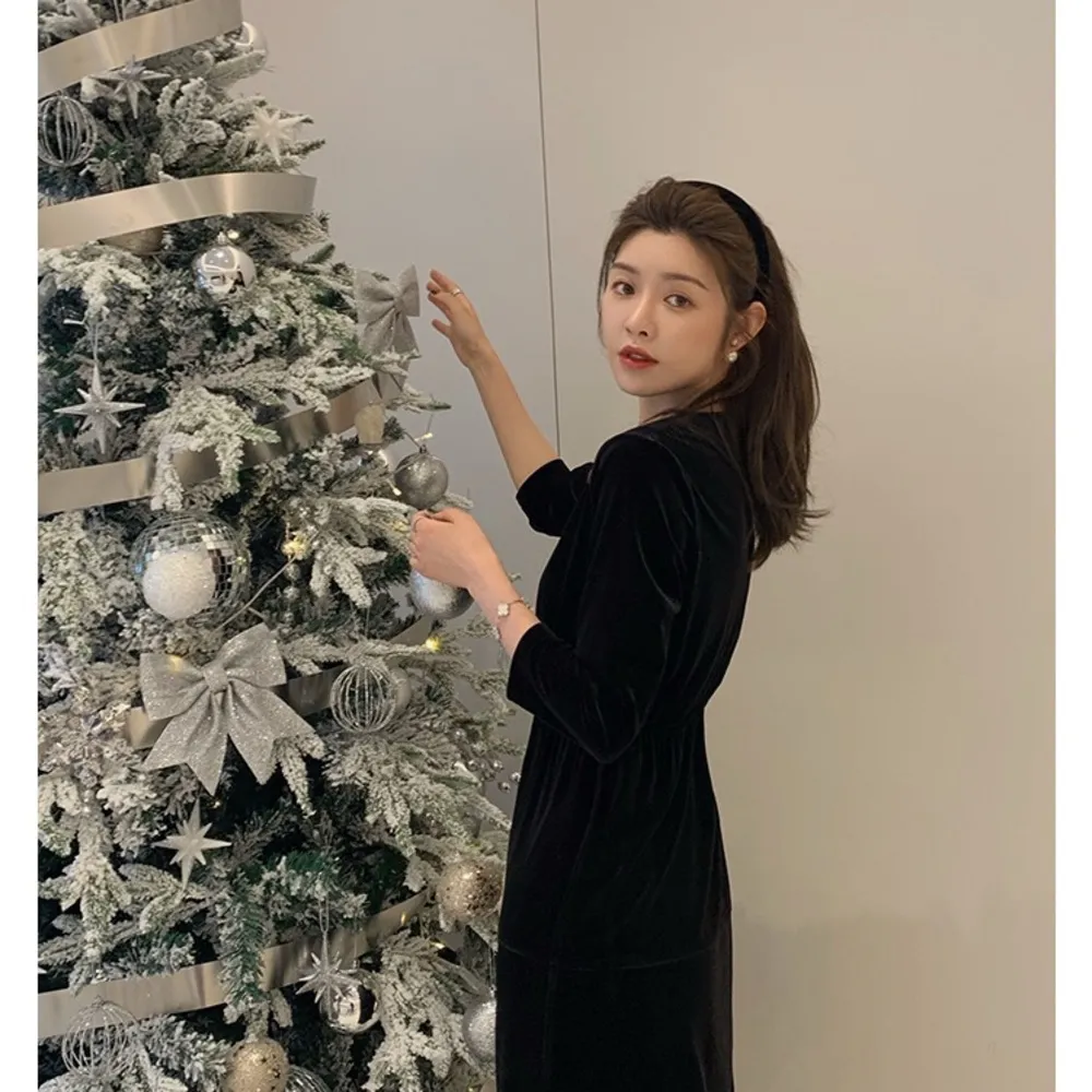 Elegant Black Classic Silky Velvet Dress with a Removable Lace Collar - Image 2