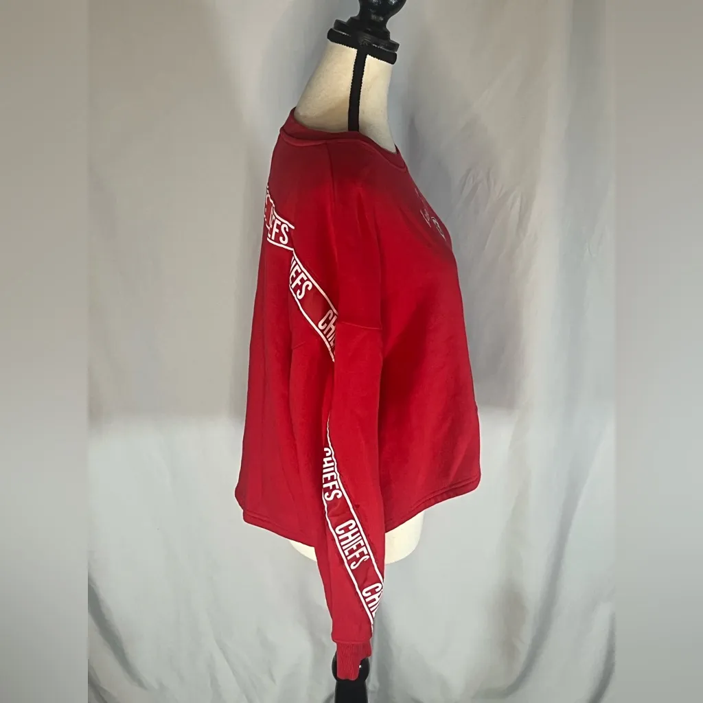 Wear By Erin Andrews Long Sleeve Cropped Crewneck Kansas City Chiefs Sweatshirt Red Size M - Image 5