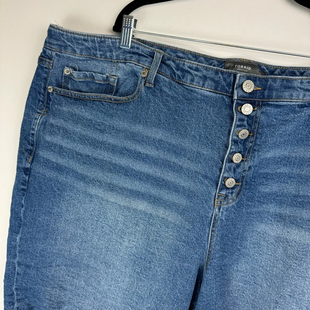 Torrid Womens Cut Off Button Fly Shorts Plus Sz 28 Medium Wash Raw Hem - Image 3