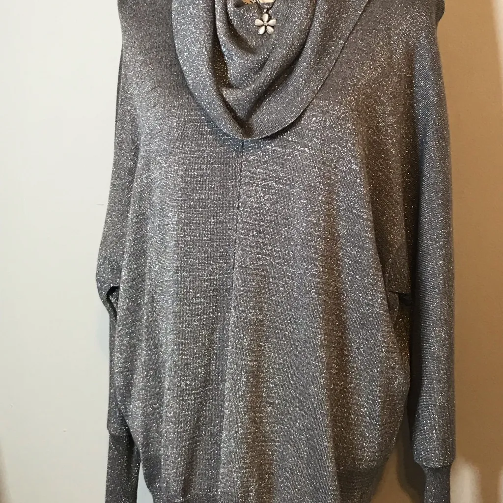 💚NWT💚 JOSEPH A. SPARKLY LADIES SILVER TOP W/COWL NECK & DOLMAN SLEEVES SIZE M - Image 3