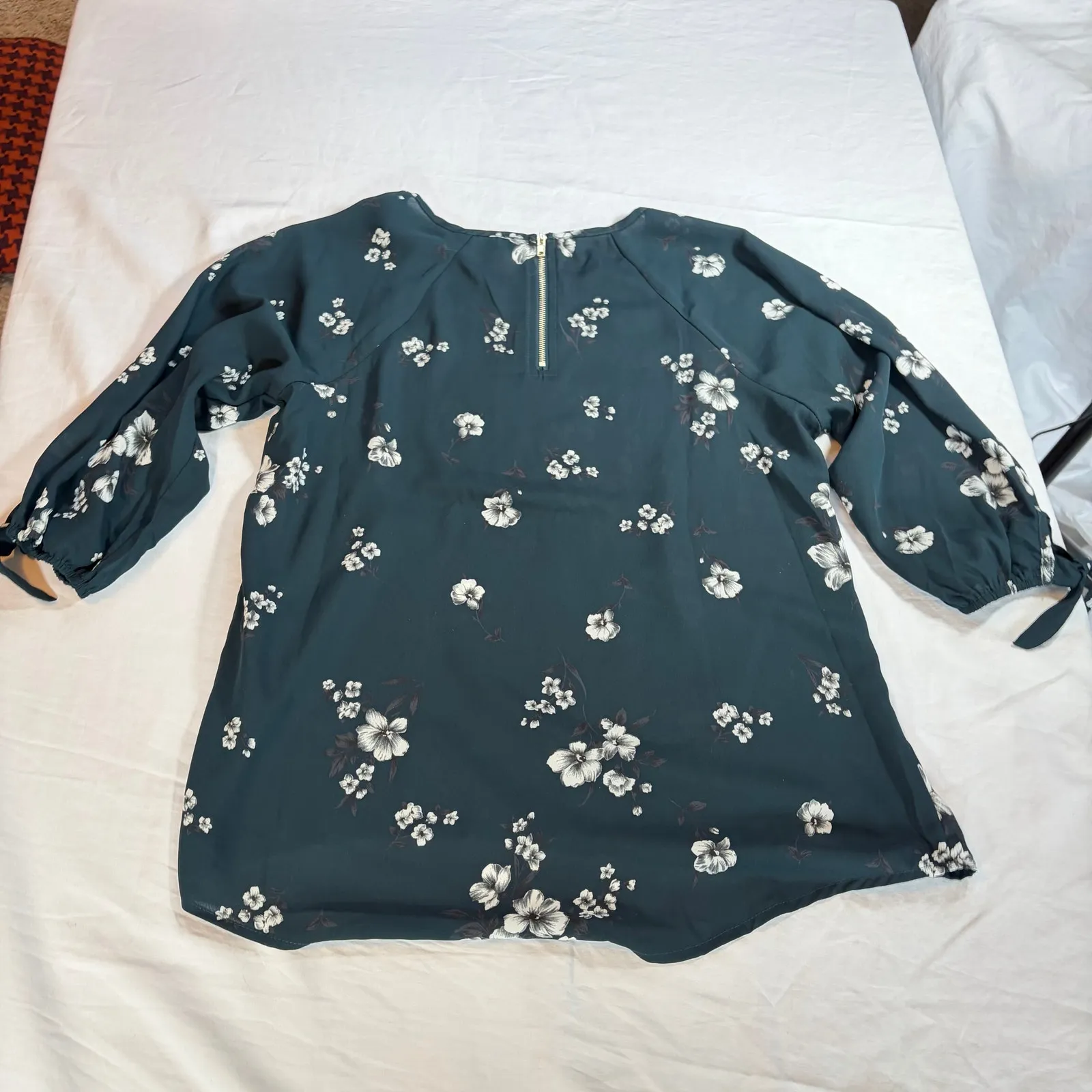 Papermoon womens green 3/4 sleeve blouse floral.  Size XS.  workwear, date night - Image 2