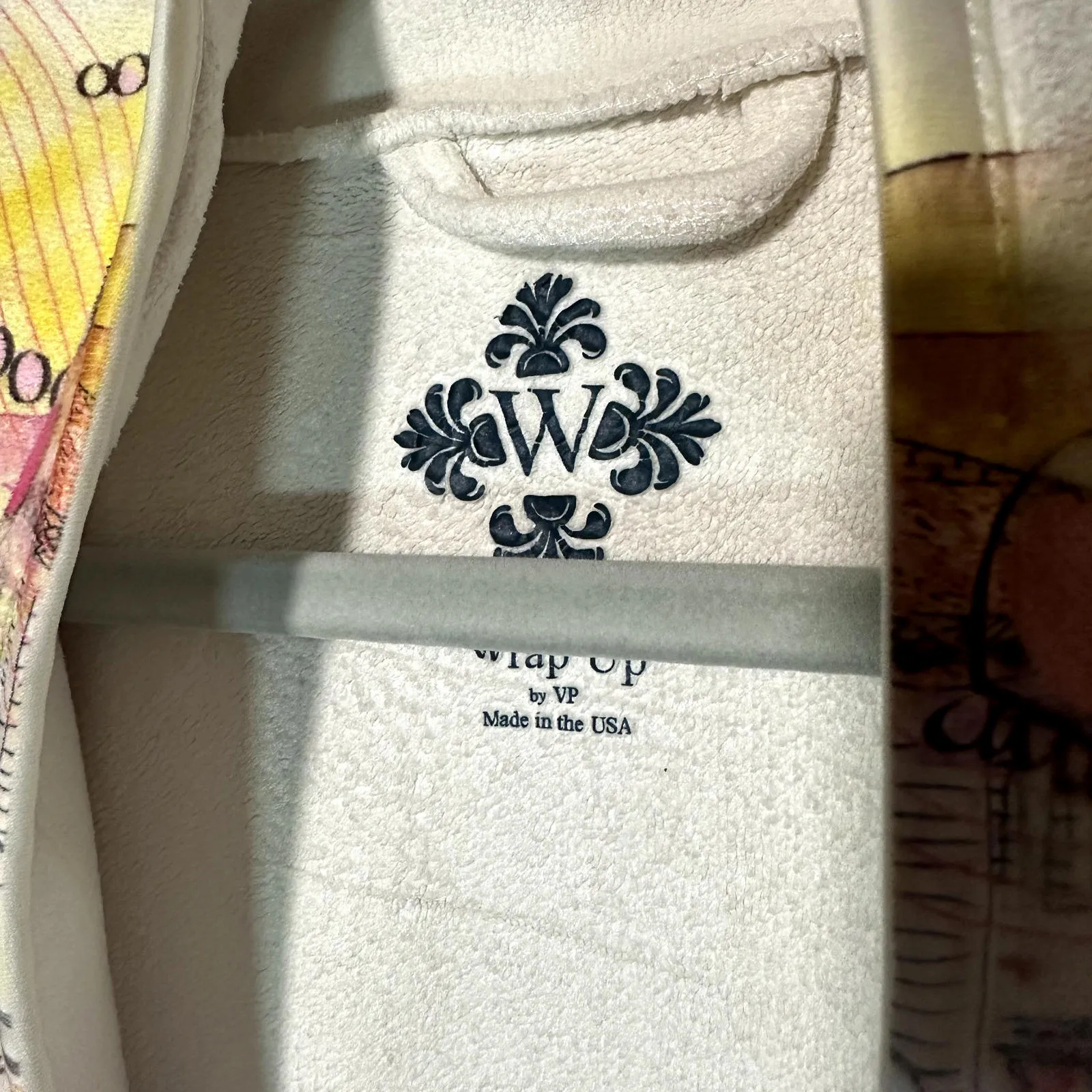 Wrap Up by VP Short Robe Size M/L Girly Princess Bow Novelty Print Rhinestone Pink Size L - Image 2