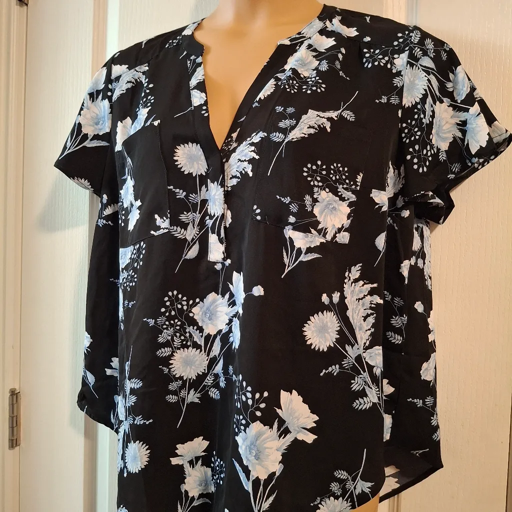 Torrid NWOT Sz  0 Floral Black and White Women's Top - Image 3