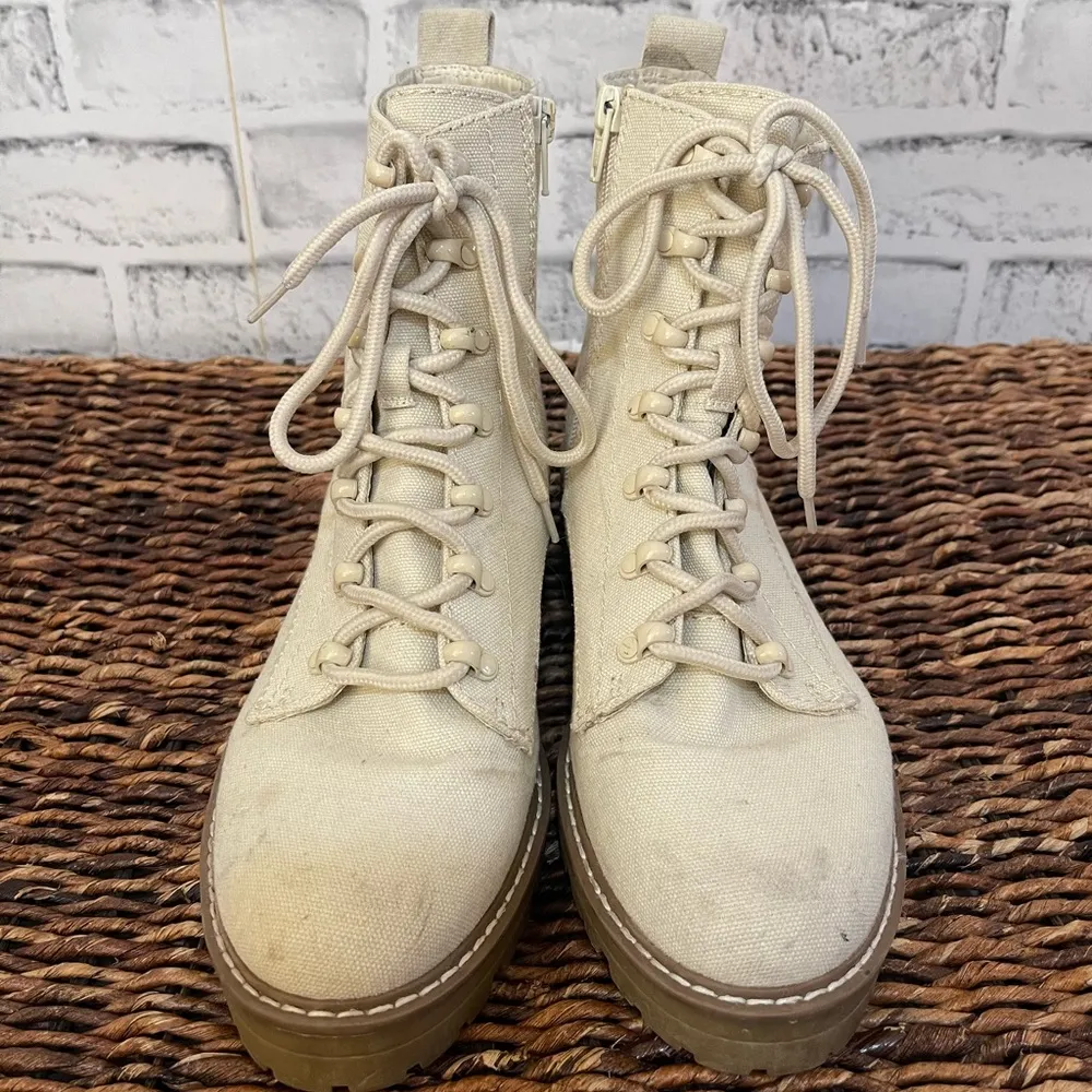 Women’s Universal Thread Target brand oatmeal cream colored combat boots 9 - Image 2