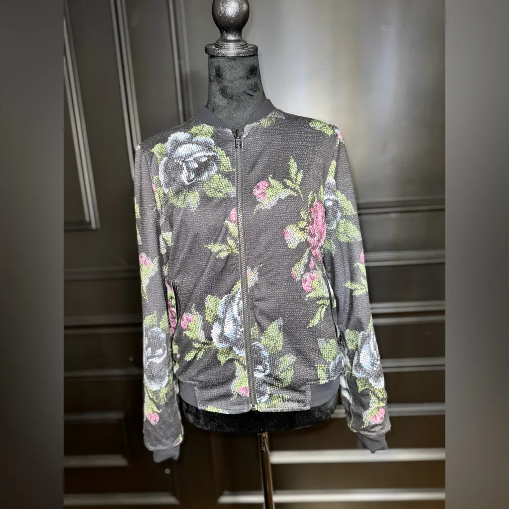 Lululemon Party Bomb Jacket
Garden Party Smooth Silver Multi / Black - Image 11