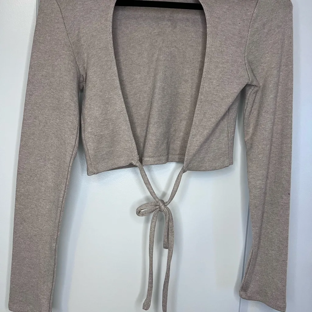 NWOT forever 21 long sleeve with open back - Image 3