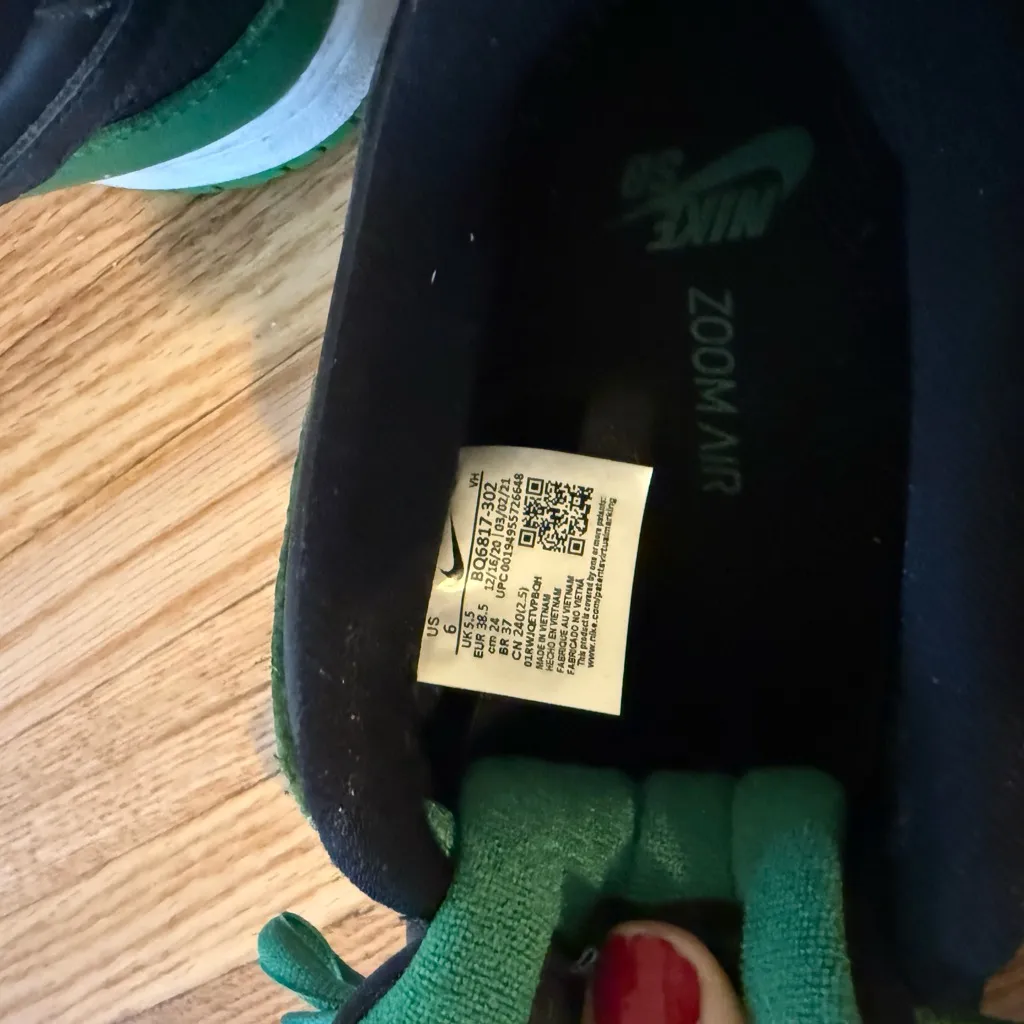 Nike SB Dunk Low Classic Green Sneaker - Image 4