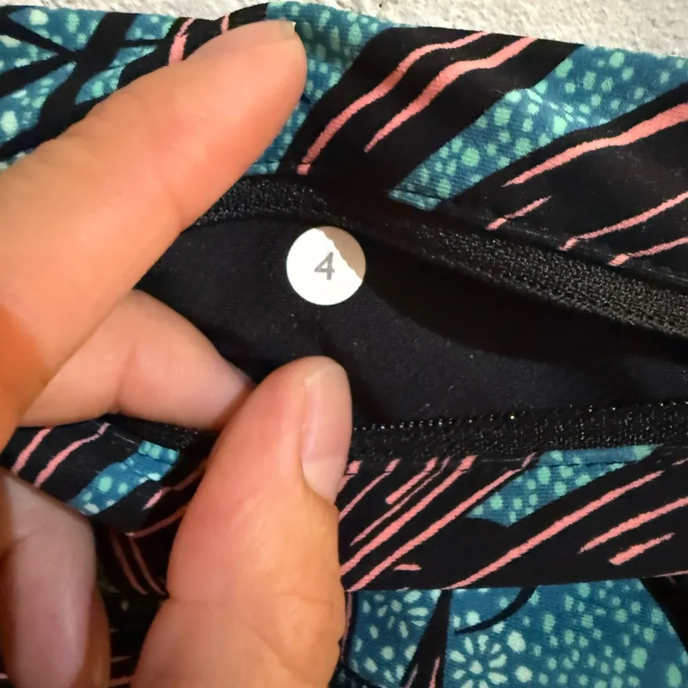 Lululemon Tight Stuff Crop Mini Palm Lace Tofino Teal Multi - Image 5