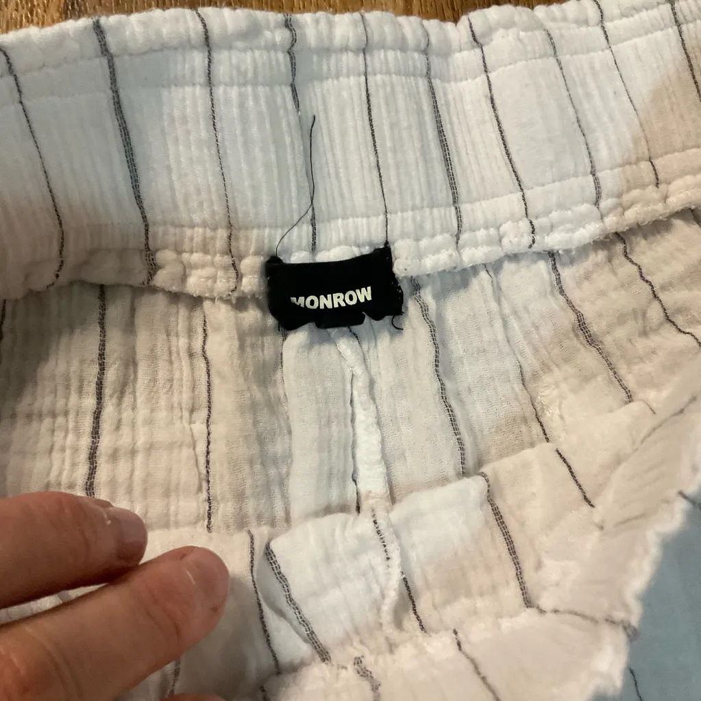 Monrow Women's White Pinstripe Gauze Flowy Shorts Size M Elastic Waist Pockets‎ Size M - Image 5