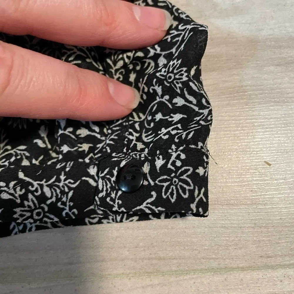 H&M Black And White Floral Print Scoop Neck Lightweight Blouse- Size U.S. 12 - Image 3