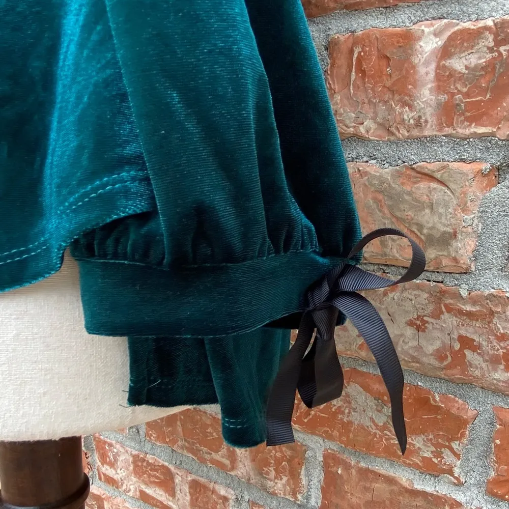 NWT Romeo & Juliet Couture dark green cold shoulder top / S/M - Image 11