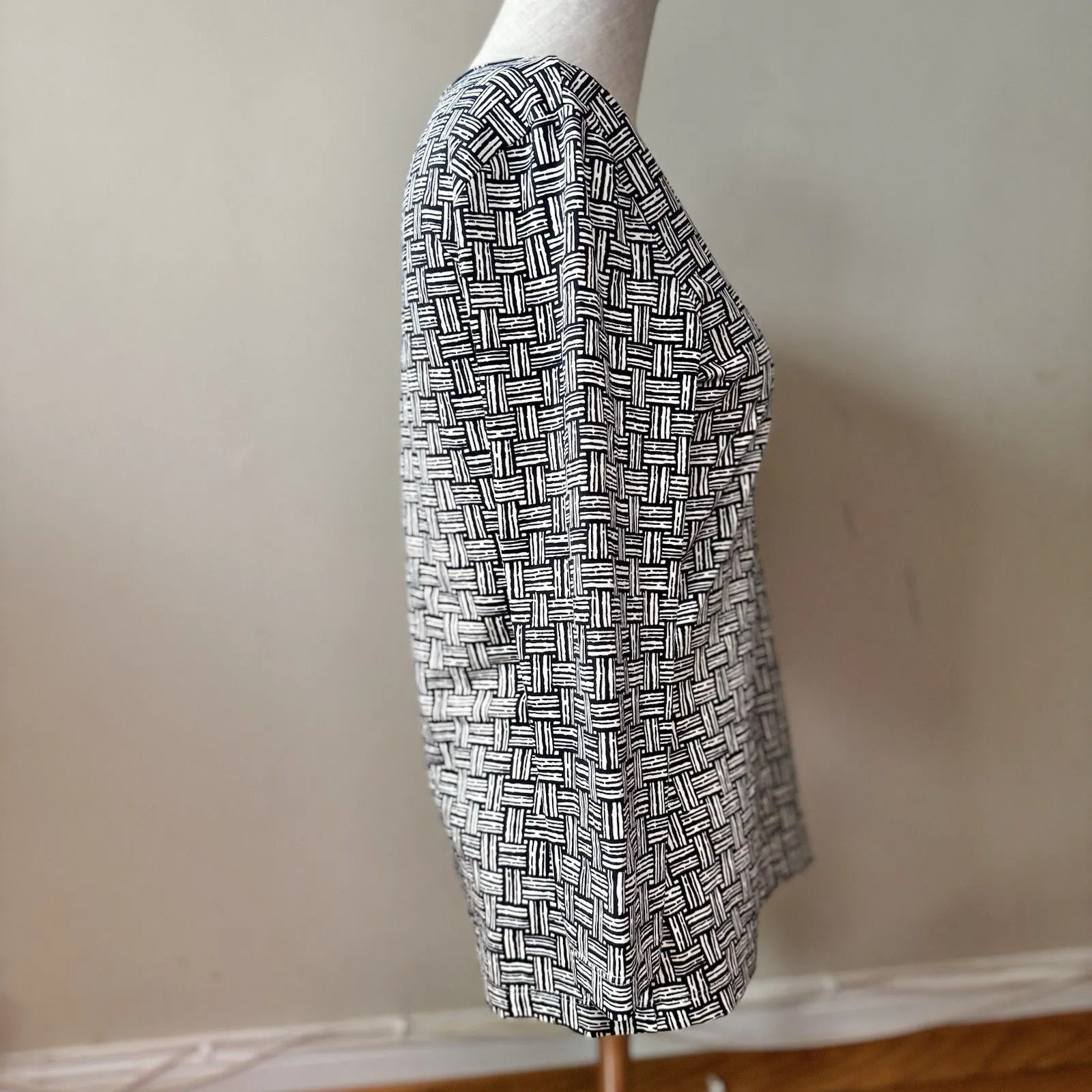 J. McLaughlin Catalina Top 3/4 Sleeve S V-neck Geometric Weave Preppy Chic - Image 4