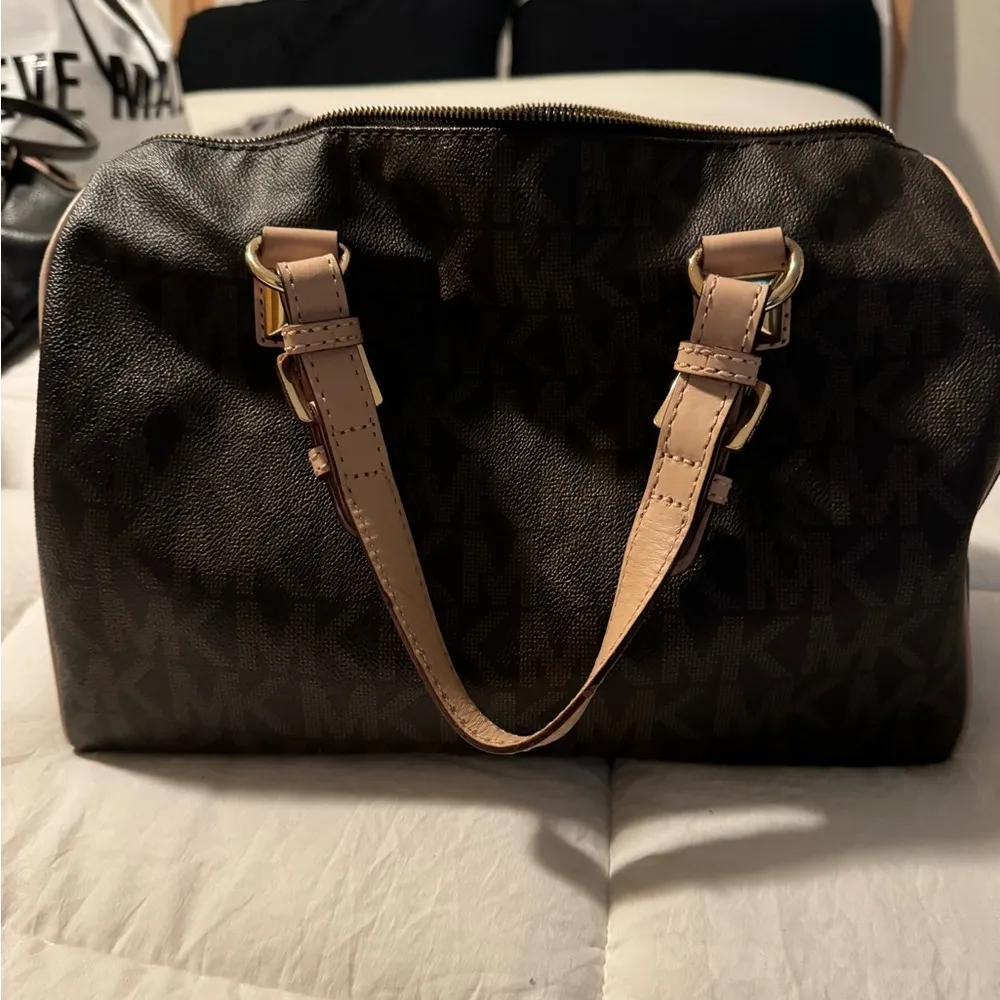 MICHAEL KORS BROWN GRAYSON SIGNATURE LOGO BAG WITH GOLD HARDWARE - Image 2