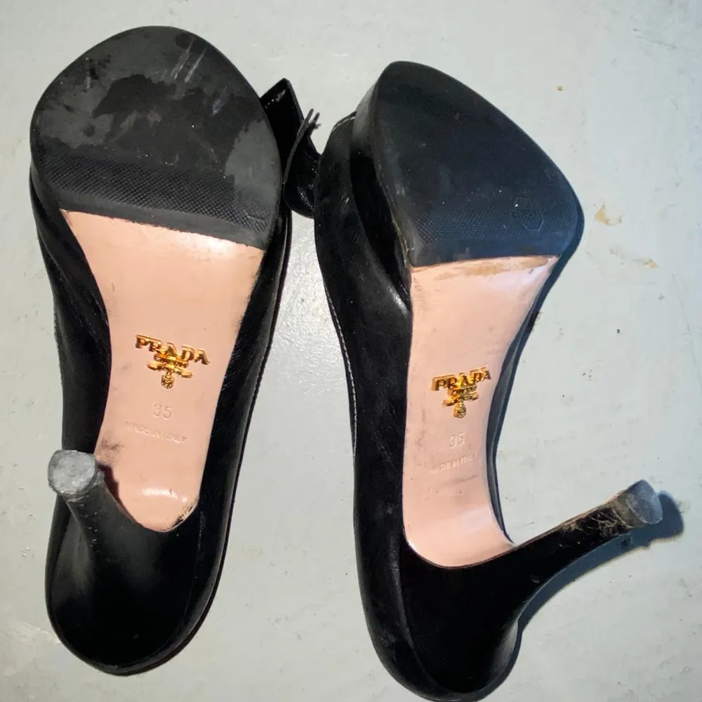 Women's Prada Black Antic Soft Bico Leather Heels W/Bow Detail - Size 35 USW 5 - Image 5