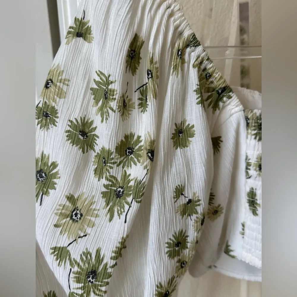 Abercrombie and Fitch Floral smocked top - Image 4