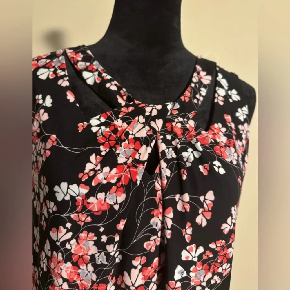 EUC Nine West Black Multicolor floral sleeveless blouse size Medium - Image 2