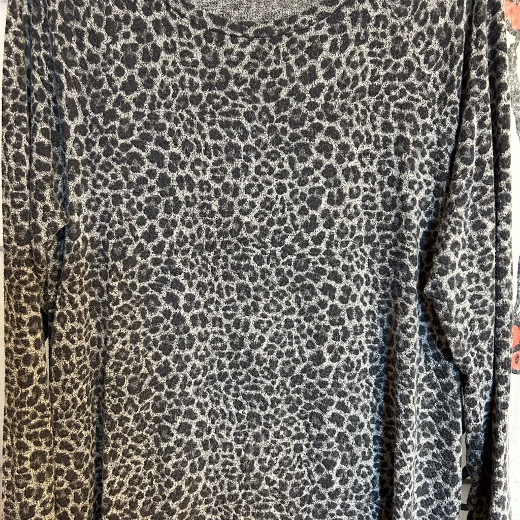 Lighter Weight Leopard 🐆 or Cheetah 🐆 Sweater, Very Good Condition - Image 4