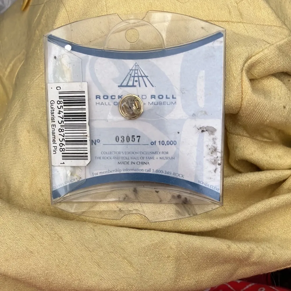 Rock and roll hall of fame tac pin Gold - Image 2