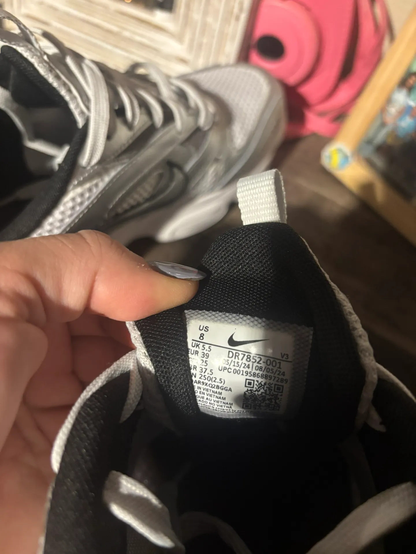 Running Shoes V2K Size 8 - Image 4