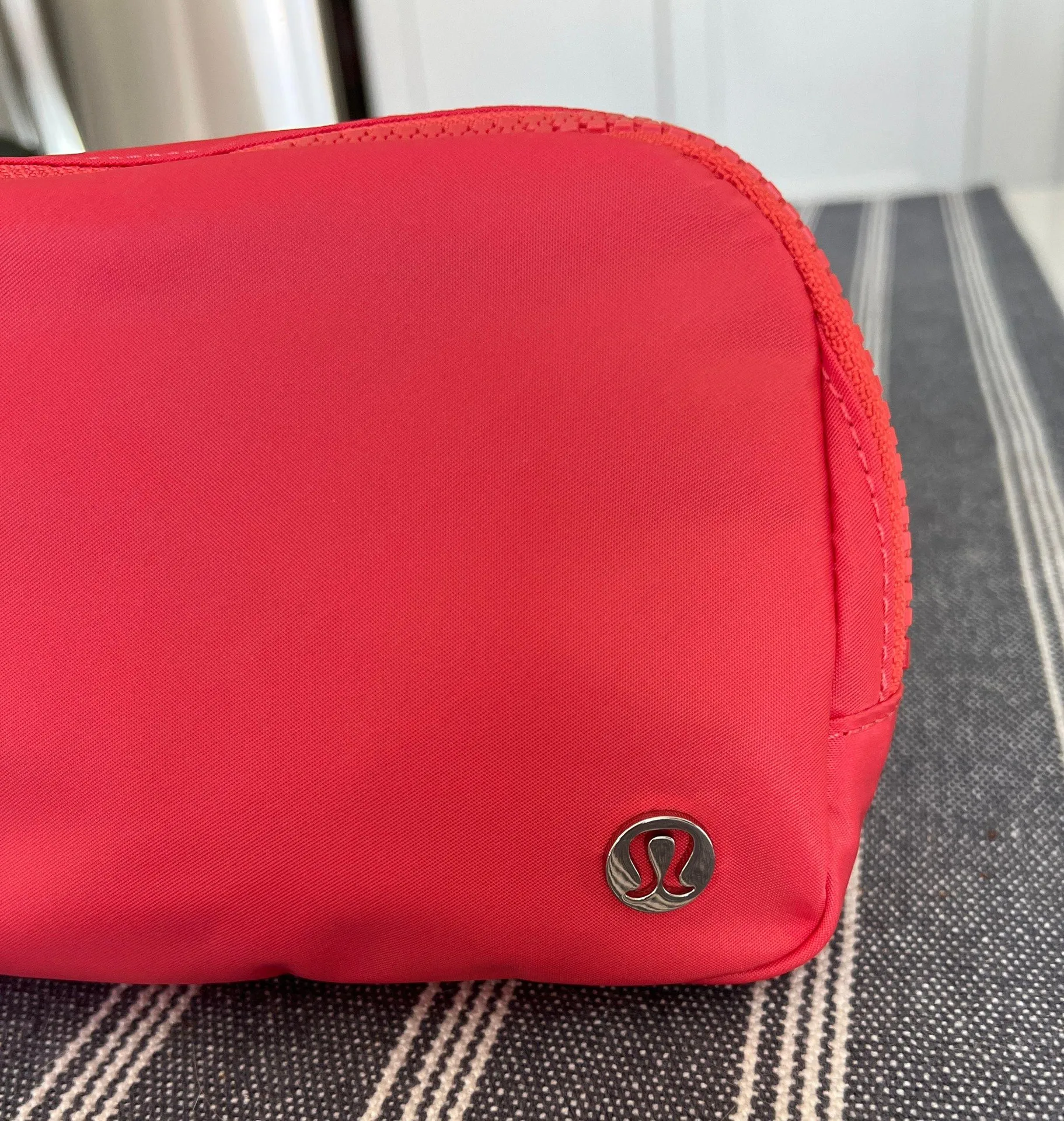 Lululemon Everywhere Belt Bag Pale Raspberry - Image 3