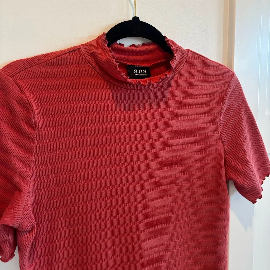 a.n.a Vintage Women's Lettuce Trim Mock Neck Rust Red Short Sleeve Top Size M - Image 4