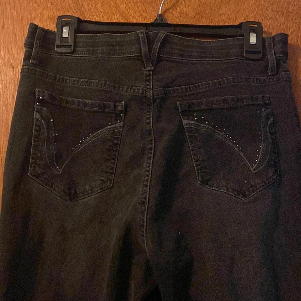 Gloria Vanderbilt Black Jeans size 8. In good pre-owned condition. - Image 3