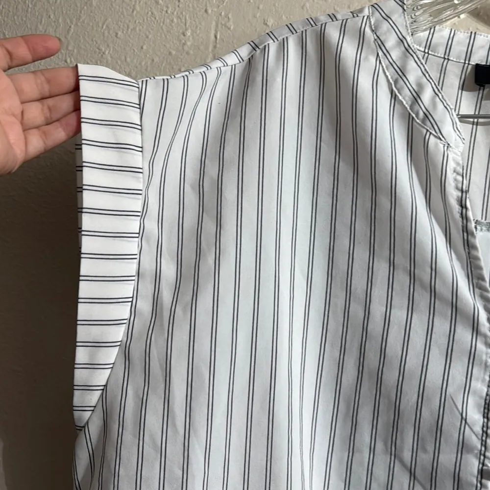 Blue and White Tie Front Button Down Shirt Size undefined - Image 7